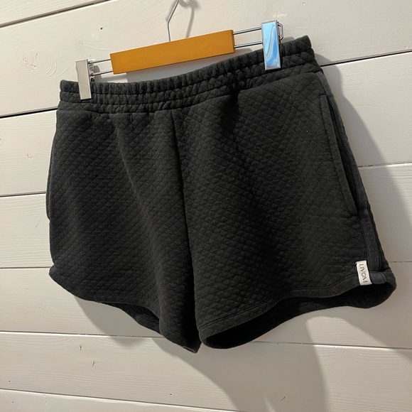 LIVØM Quilted Grey Lounge Shorts – Size M🩶 - Picture 7 of 8